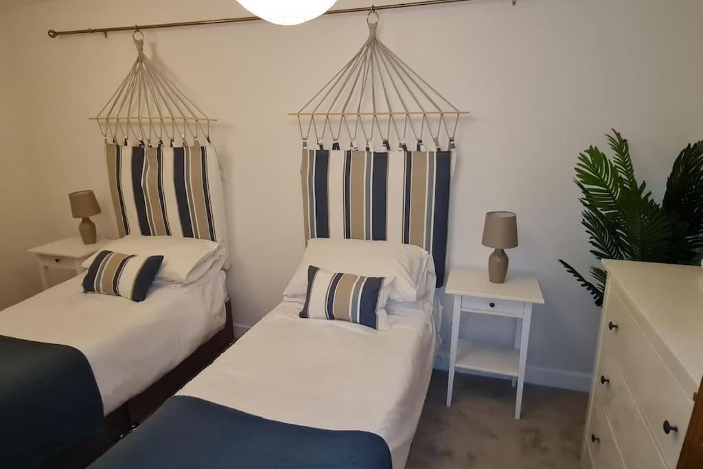 Beach View, 4 Bedroom House Opposite The Sea! Sleeps 10 Sandgate Kültér fotó