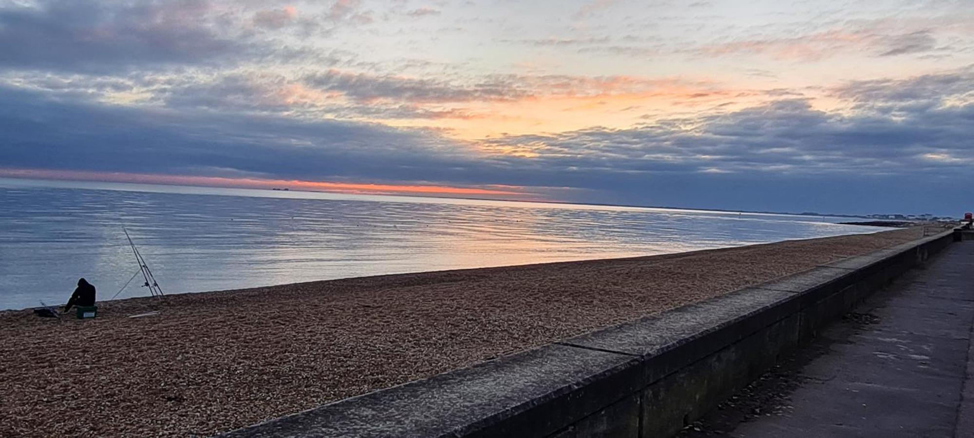Beach View, 4 Bedroom House Opposite The Sea! Sleeps 10 Sandgate Kültér fotó