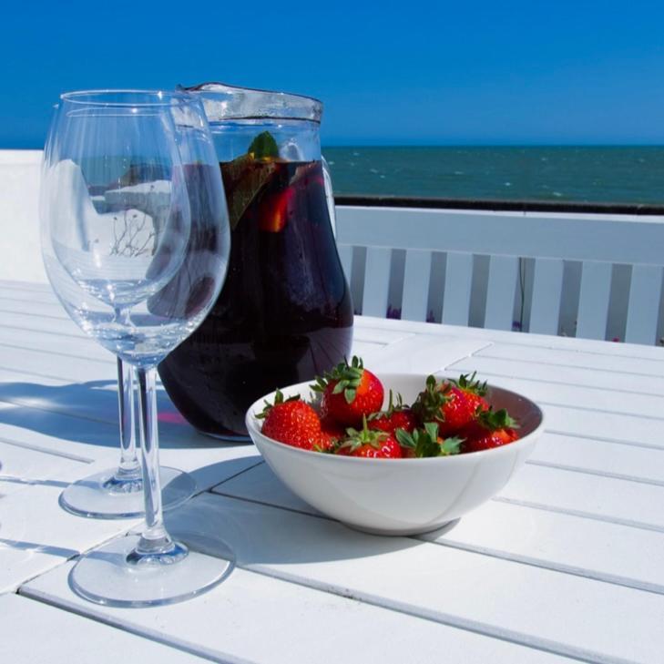Beach View, 4 Bedroom House Opposite The Sea! Sleeps 10 Sandgate Kültér fotó