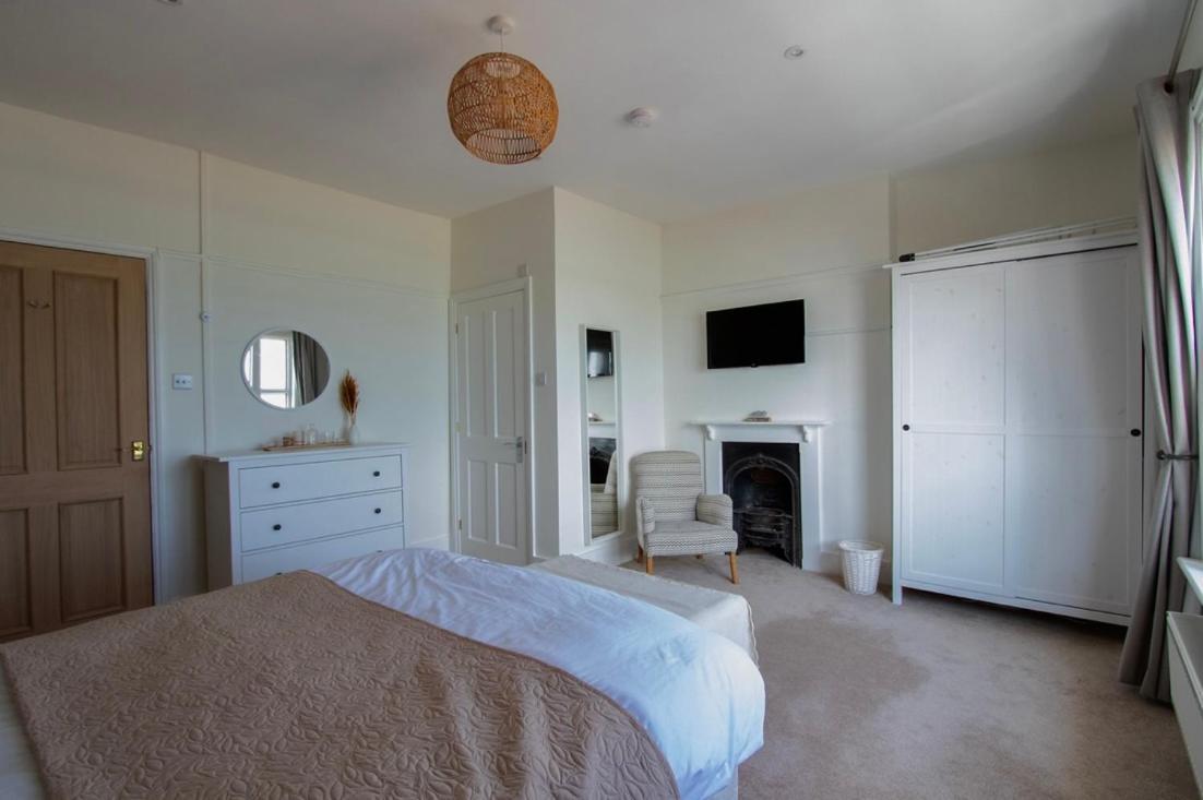 Beach View, 4 Bedroom House Opposite The Sea! Sleeps 10 Sandgate Kültér fotó