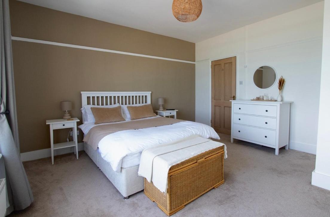Beach View, 4 Bedroom House Opposite The Sea! Sleeps 10 Sandgate Kültér fotó