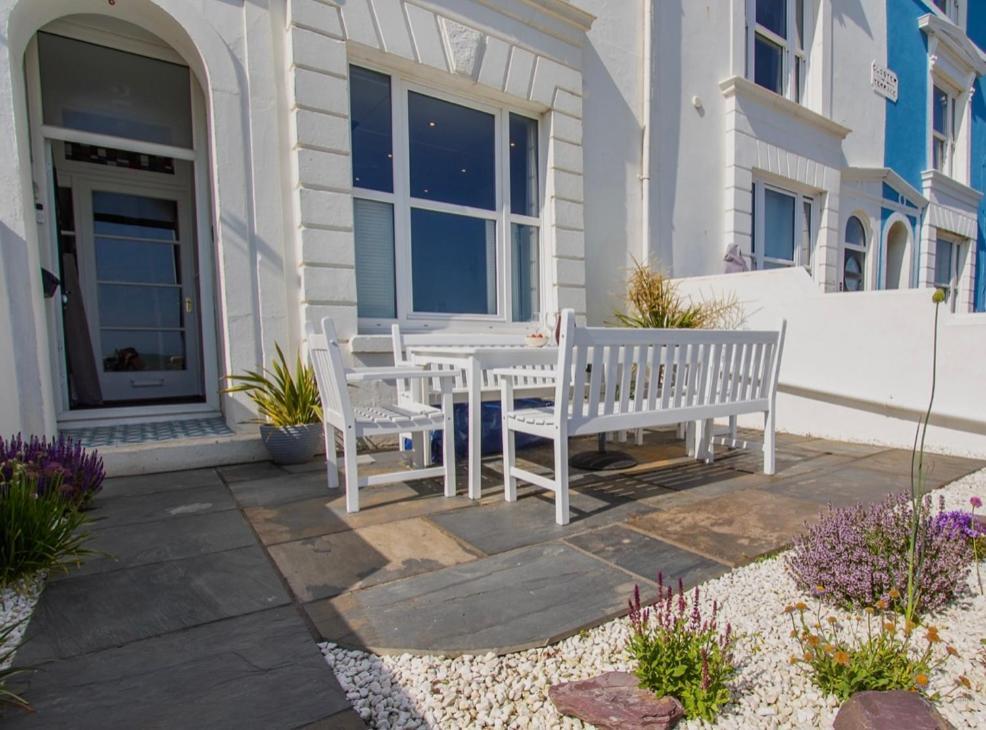 Beach View, 4 Bedroom House Opposite The Sea! Sleeps 10 Sandgate Kültér fotó
