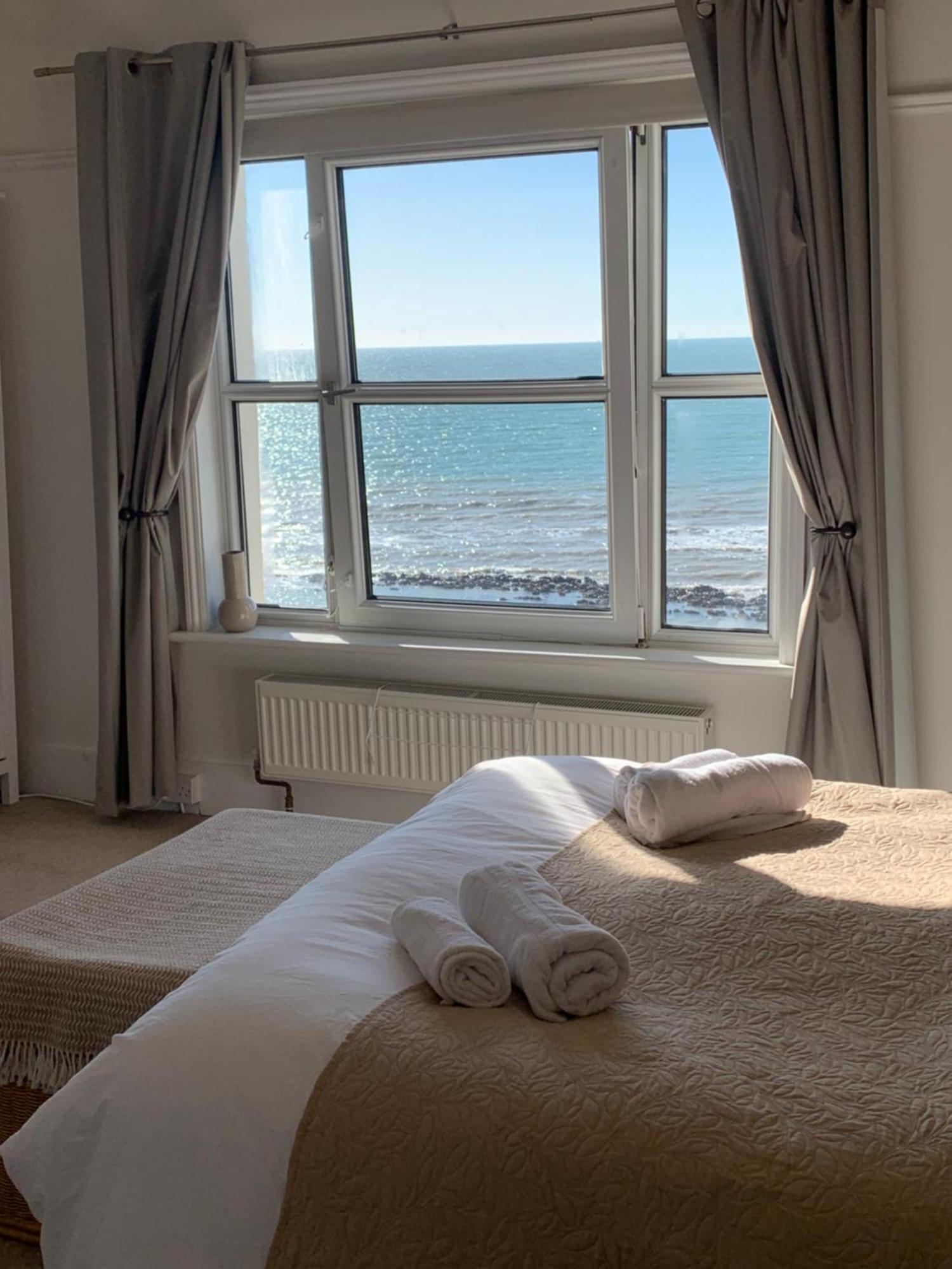 Beach View, 4 Bedroom House Opposite The Sea! Sleeps 10 Sandgate Kültér fotó